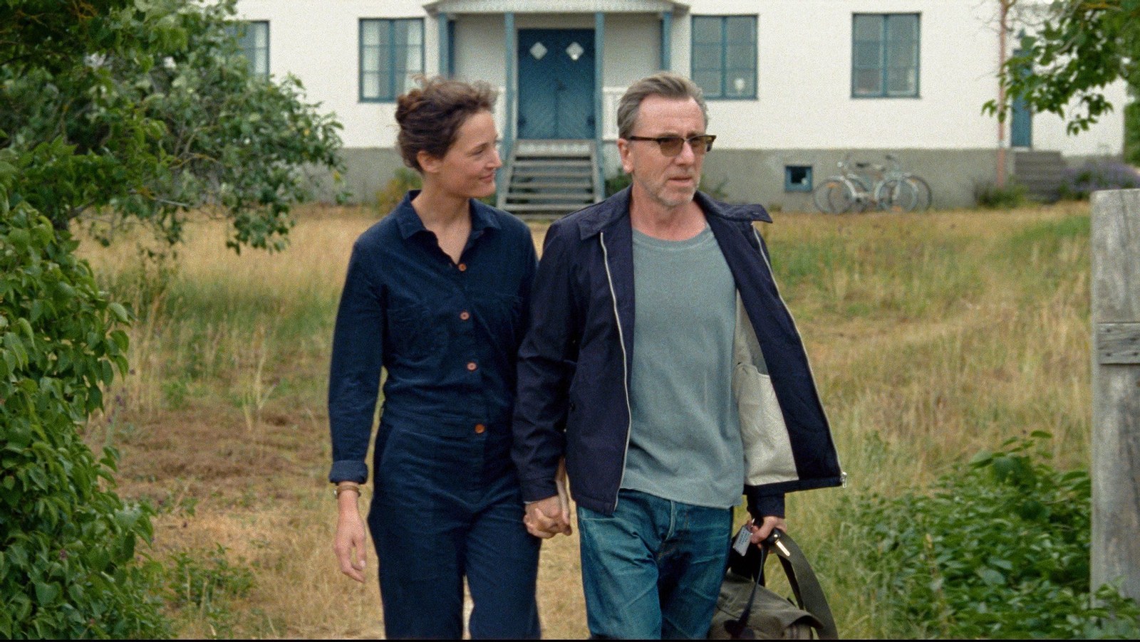 Vicky Krieps y Tim Roth en una imagen del filme de Mia Hansen-Løve.