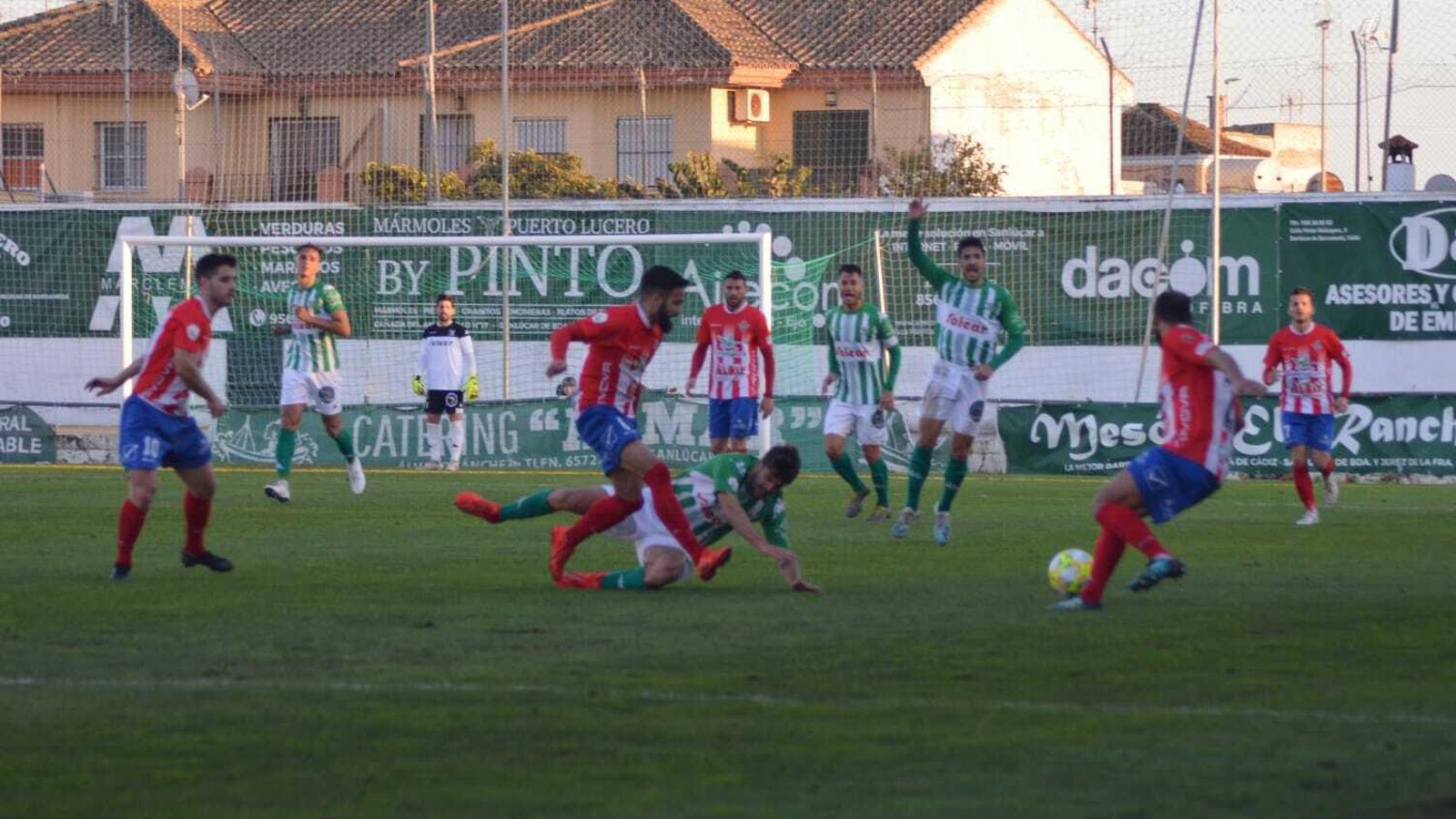 Mario Abenza cae ante un rival que despeja el balón.