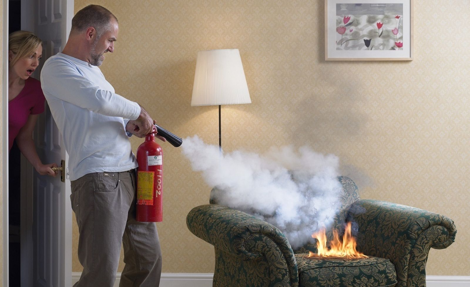 Tener en casa un extintor es una medida fundamental para apagar fuegos en primera fase.