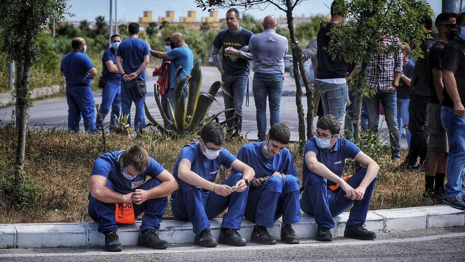 Varios trabajadores de Airbus Puerto Real durante el paro de este jueves.