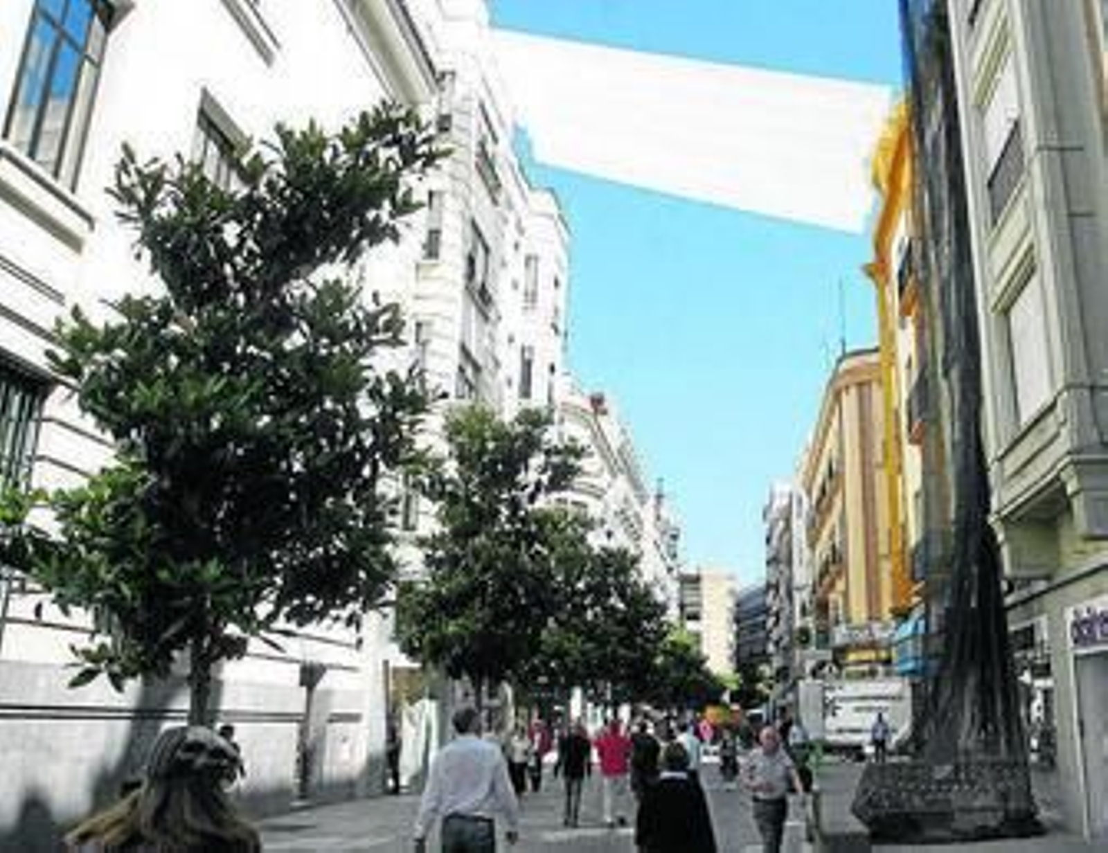 Toldos sobre la calle Cruz Conde en el verano de 2013.