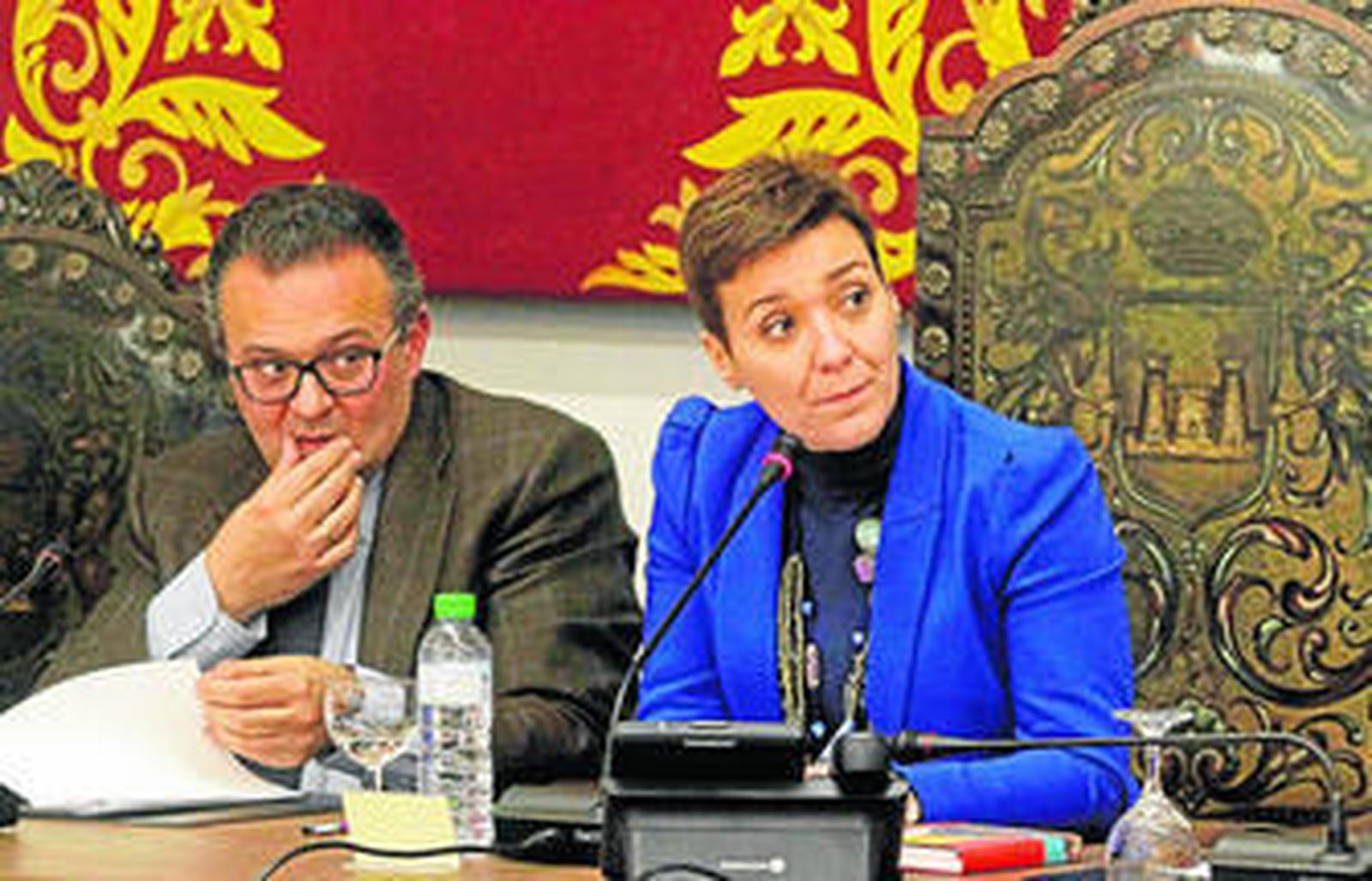 Gemma Araujo, durante el pleno celebrado ayer, junto al secretario general del Ayuntamiento, César Escobar.