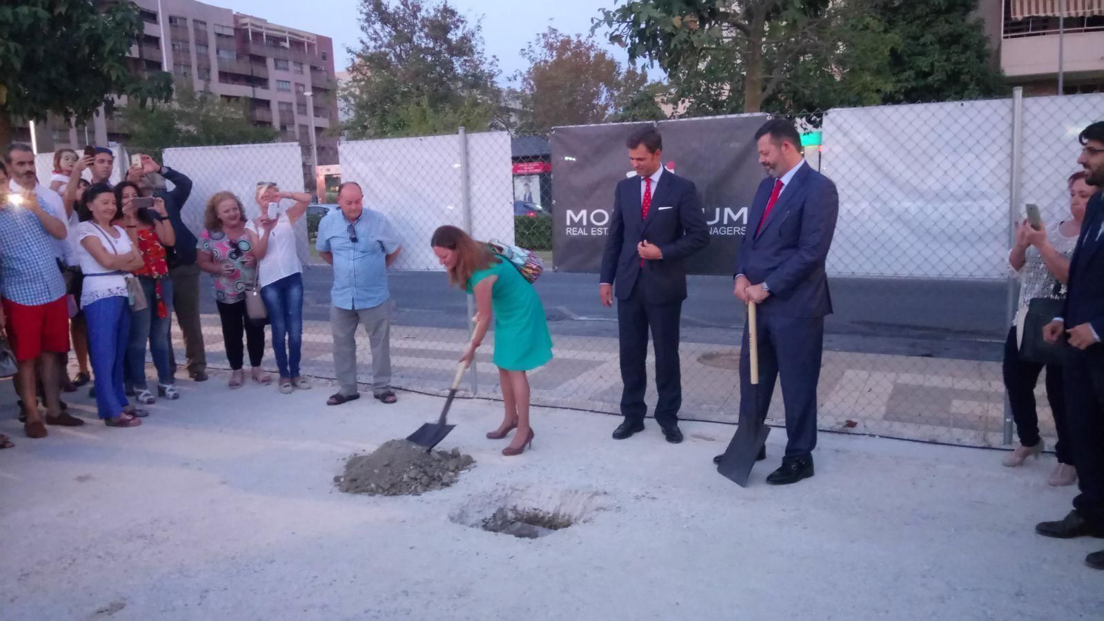 La vicepresidenta del fondo inversor HMC en Europa, Caronia Clemente, entierra la prmera piedra. La vicepresidenta del fondo inversor HMC en Europa, Caronia Clemente, entierra la prmera piedra.