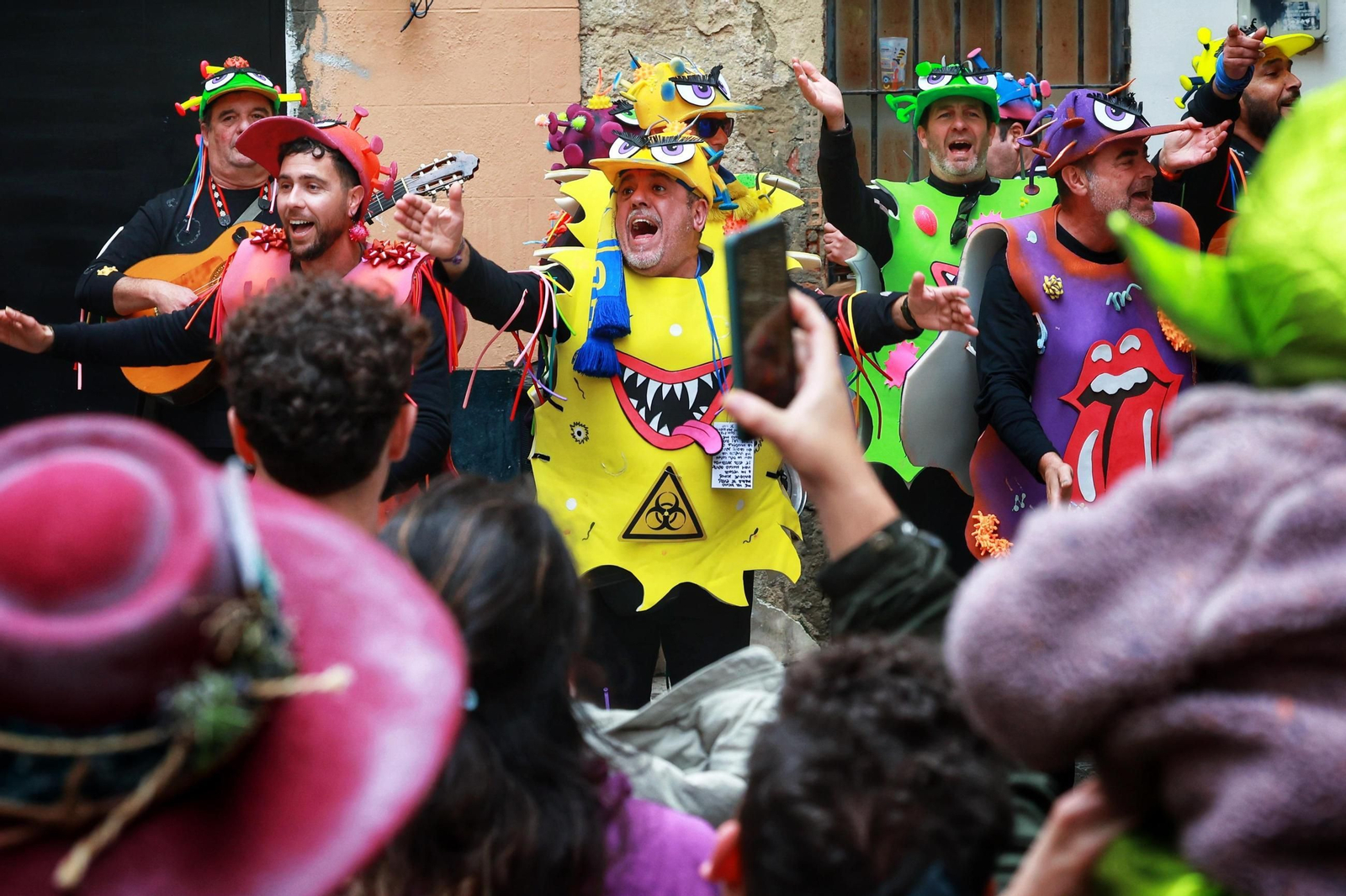Las mejores imágenes del primer domingo del Carnaval de Cádiz