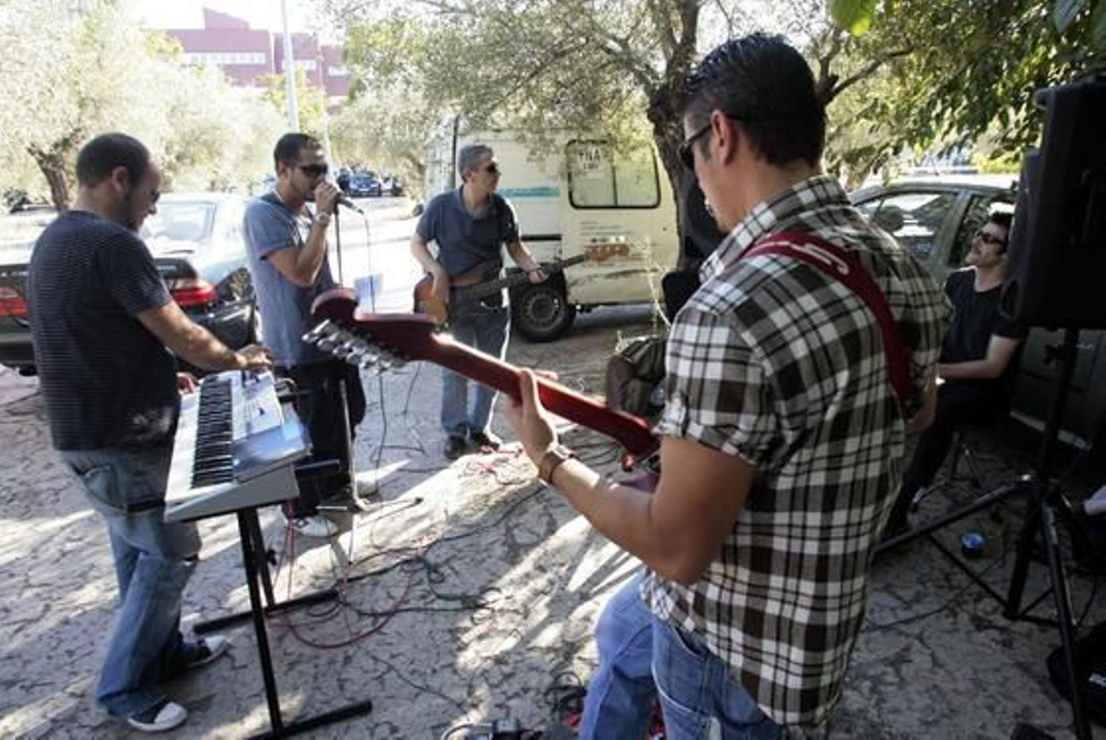 Los fans de U2 llegan a Sevilla.

Foto: Juan Carlos Muñoz