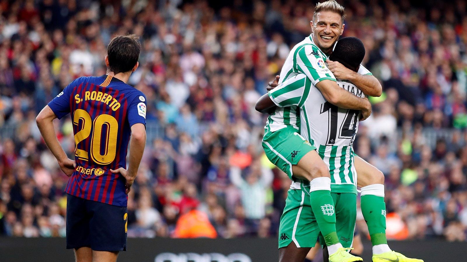 Joaquín celebra su tanto con William Carvalho ante un desolado Sergi Roberto.