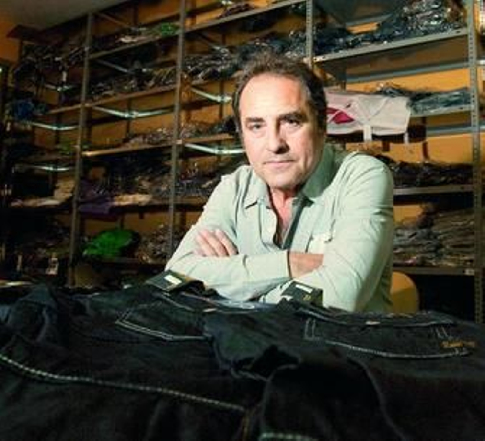 Enrique Gallardo, con la ropa de temporada que ofrece en sus tiendas.