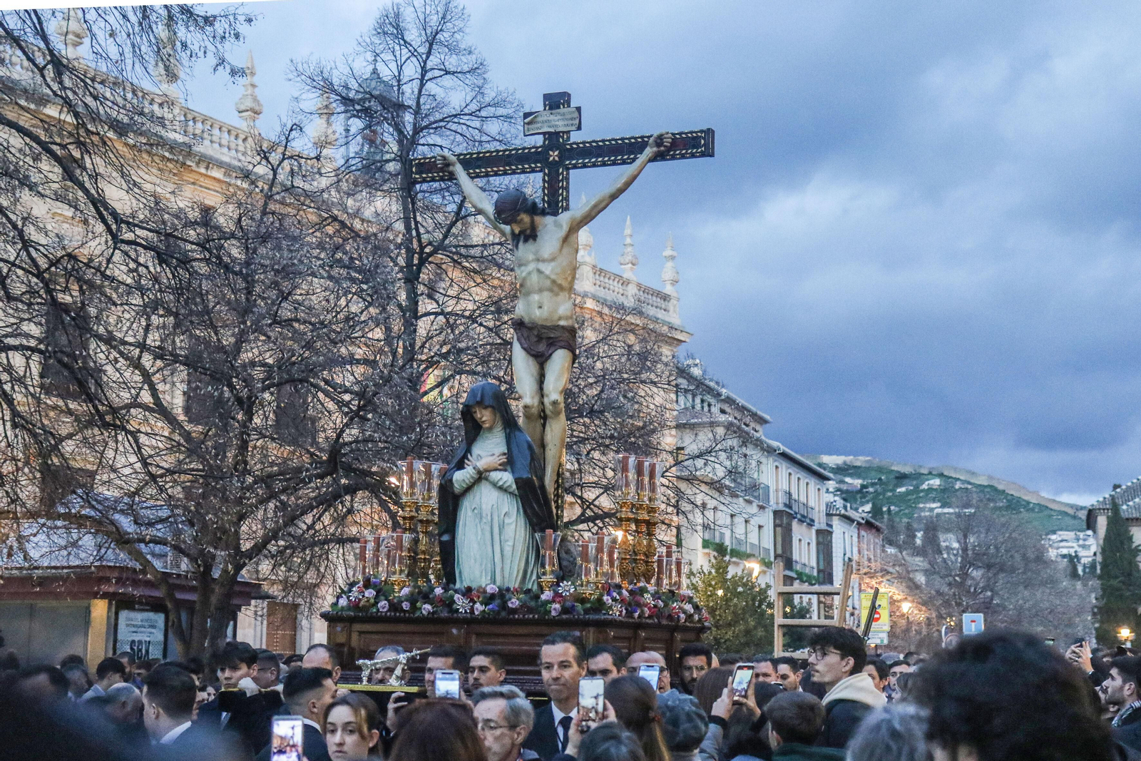 Fotogalería | El vía crucis de las cofradías de Granada en imágenes