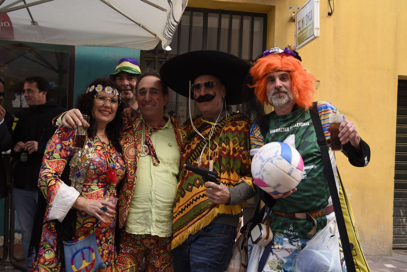 Búscate en las fotos de la fiesta en la calle del sábado en el Carnaval de la Concha Fina de La Línea