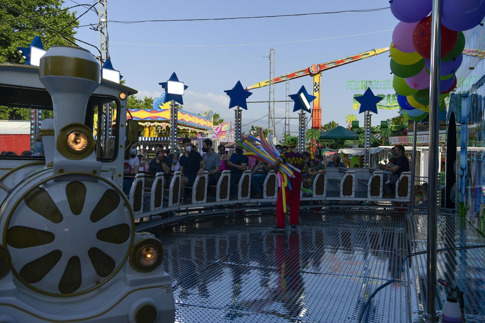 Atracciones de feria, columpios, niños y vida en el Corpus 2021