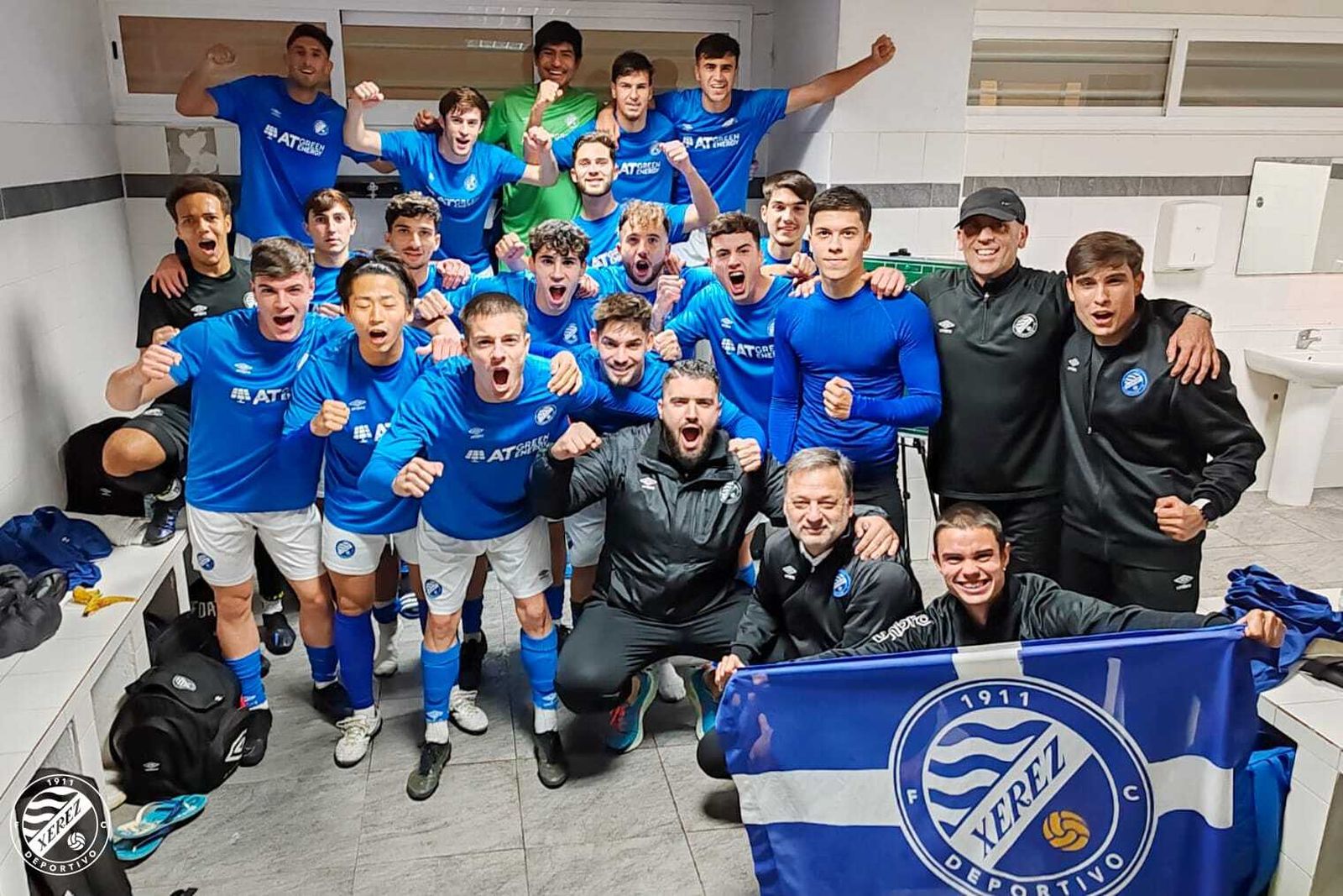 Jugadores y técnicos del Xerez DFC B celebran su victoria ante el Algeciras B.