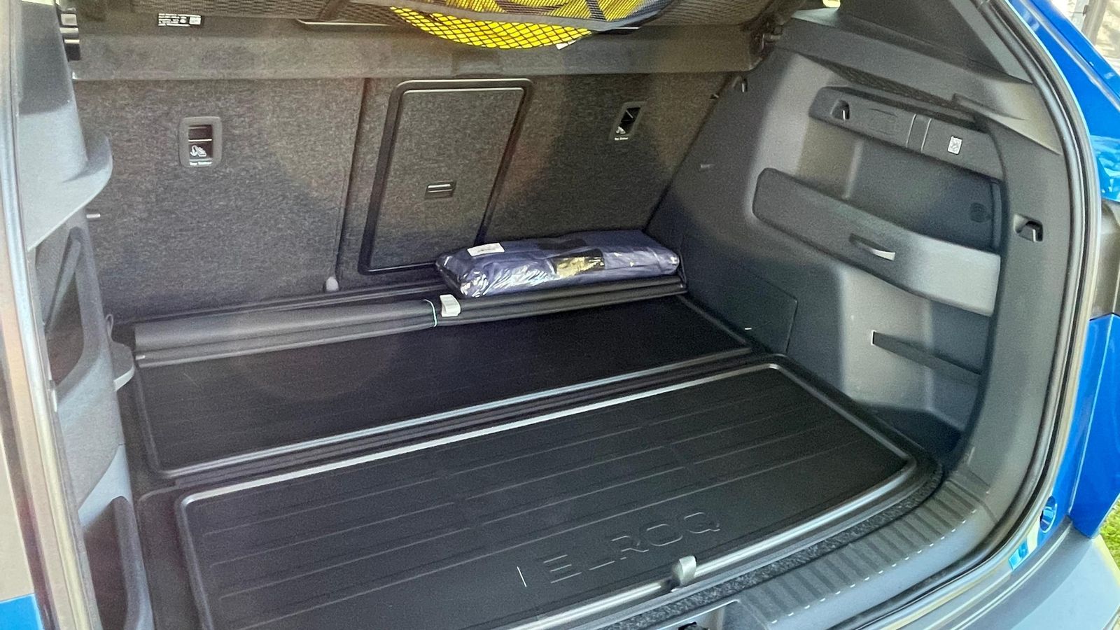 Apreciamos un volumen de maletero discreto en el Elroq, aunque con abundantes recursos funcionales que no son frecuentes entre la competencia.