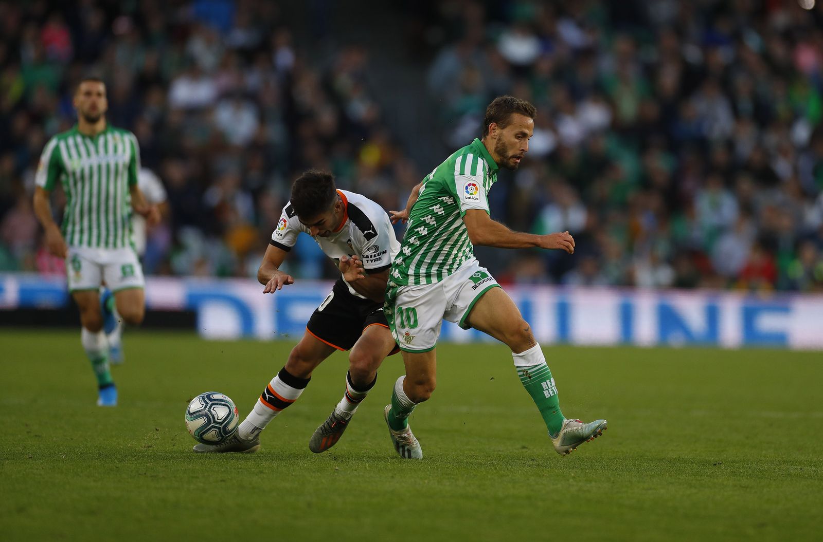 Canales pugna el balón con Ferran.