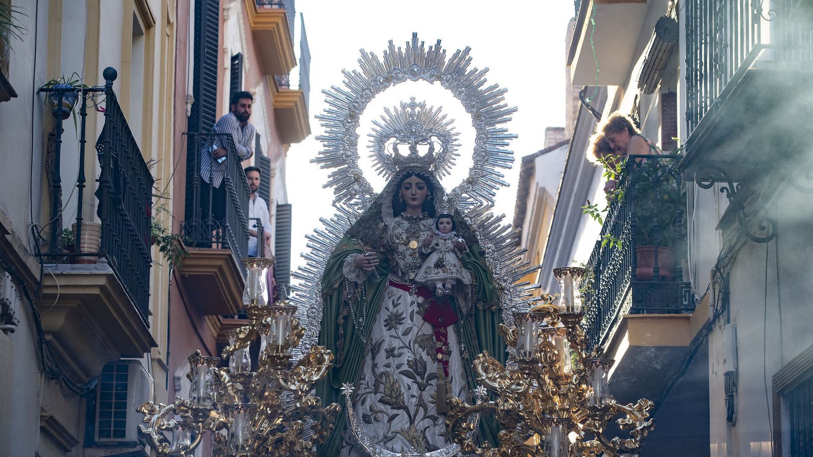 La Divina Enfermera al poco de salir en su procesión