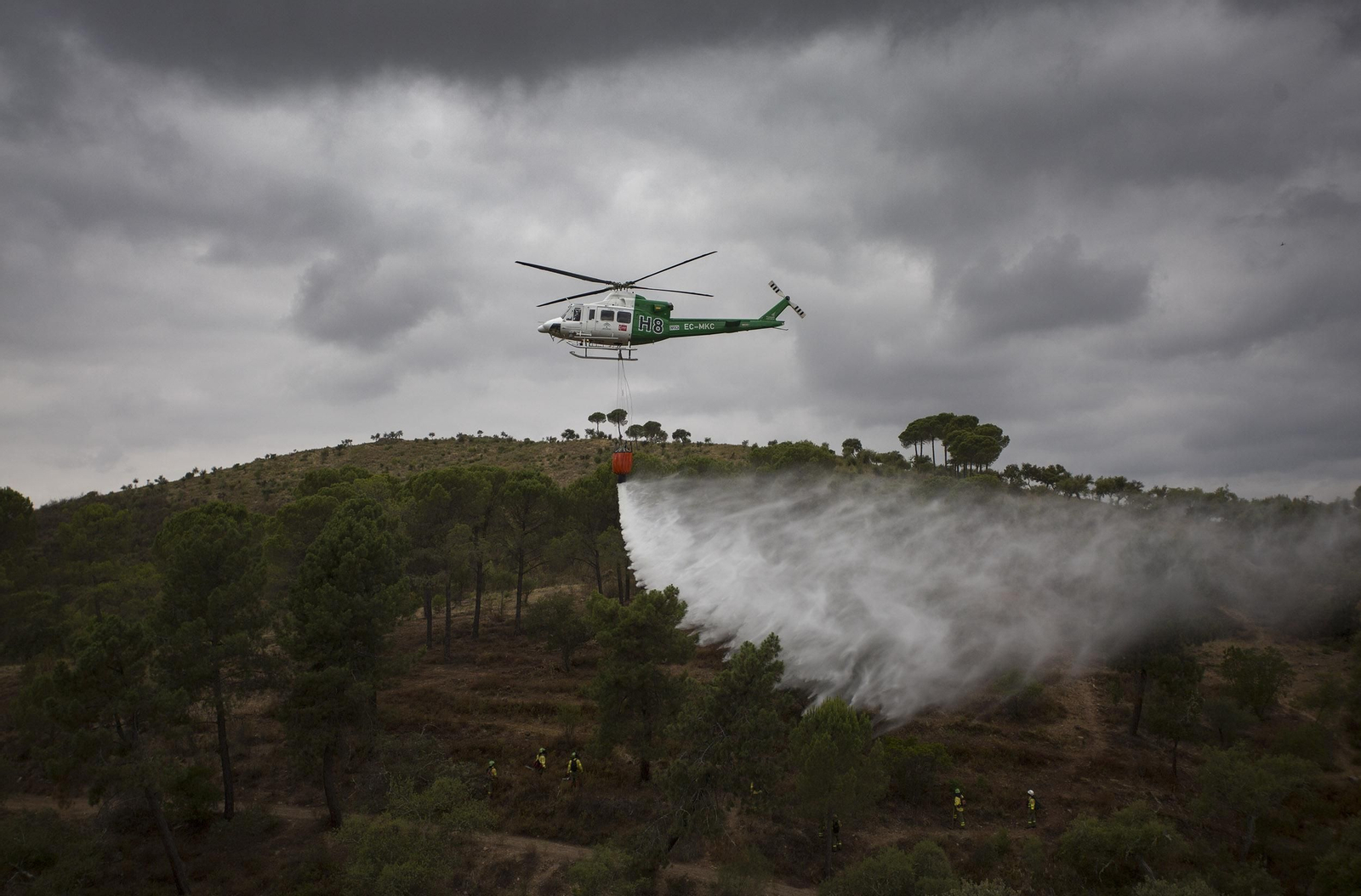 Ejercicio contra incendios en la base Brica de Madroñalejo, en Aznalcóllar