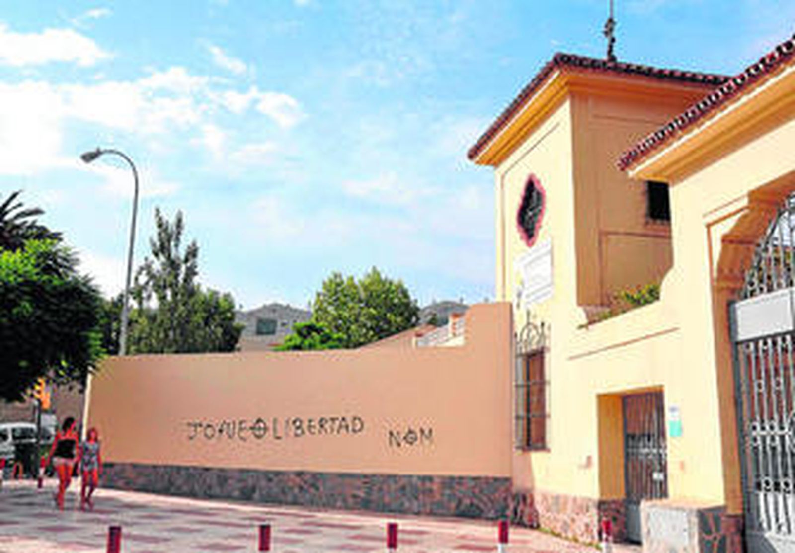 Pintada fascista en la entrada principal del colegio Gamarra, ayer.