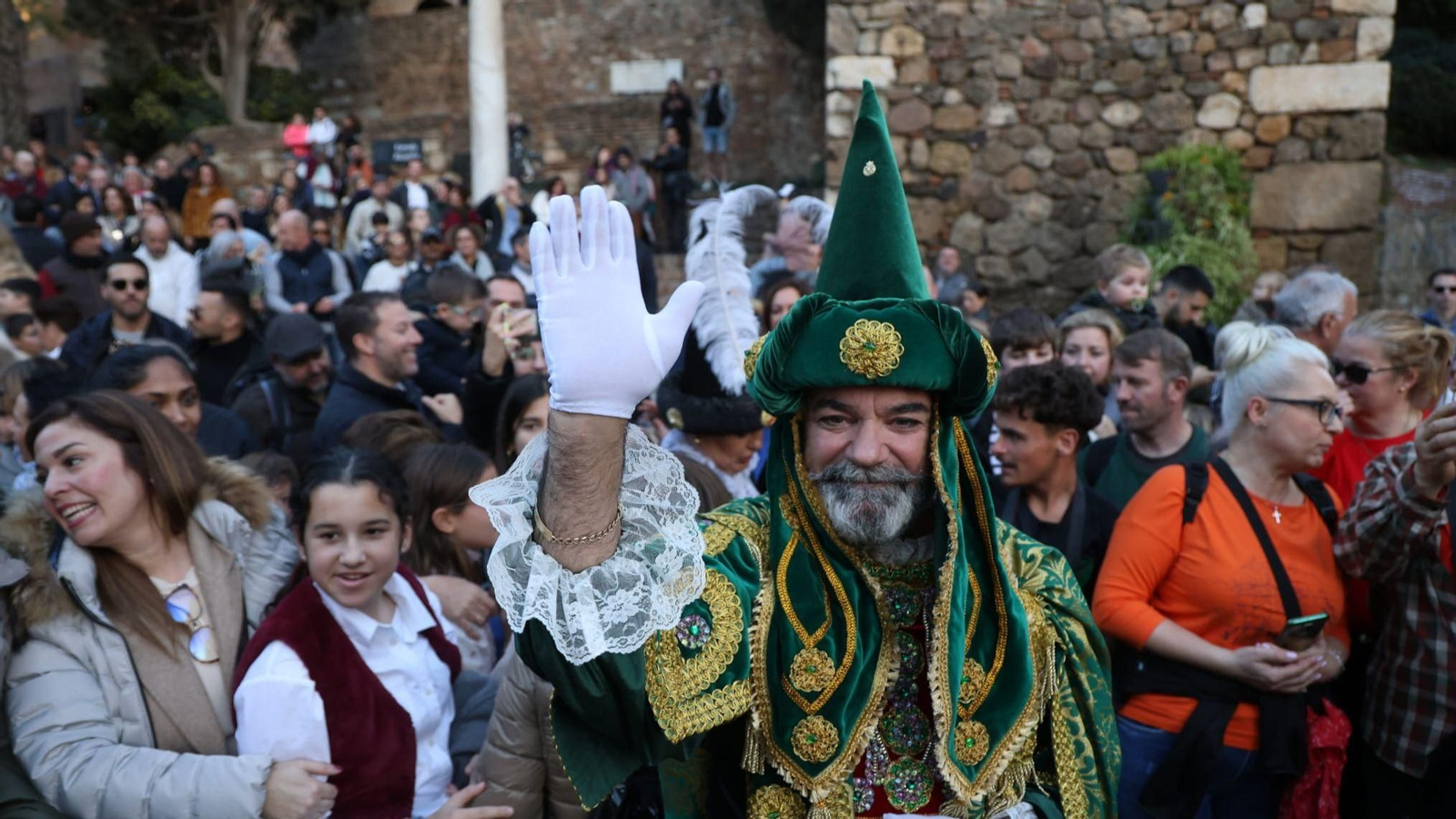 El Heraldo de los Reyes Magos saliendo de la Alcazaba para realizar su recorrido por el centro de Málaga
