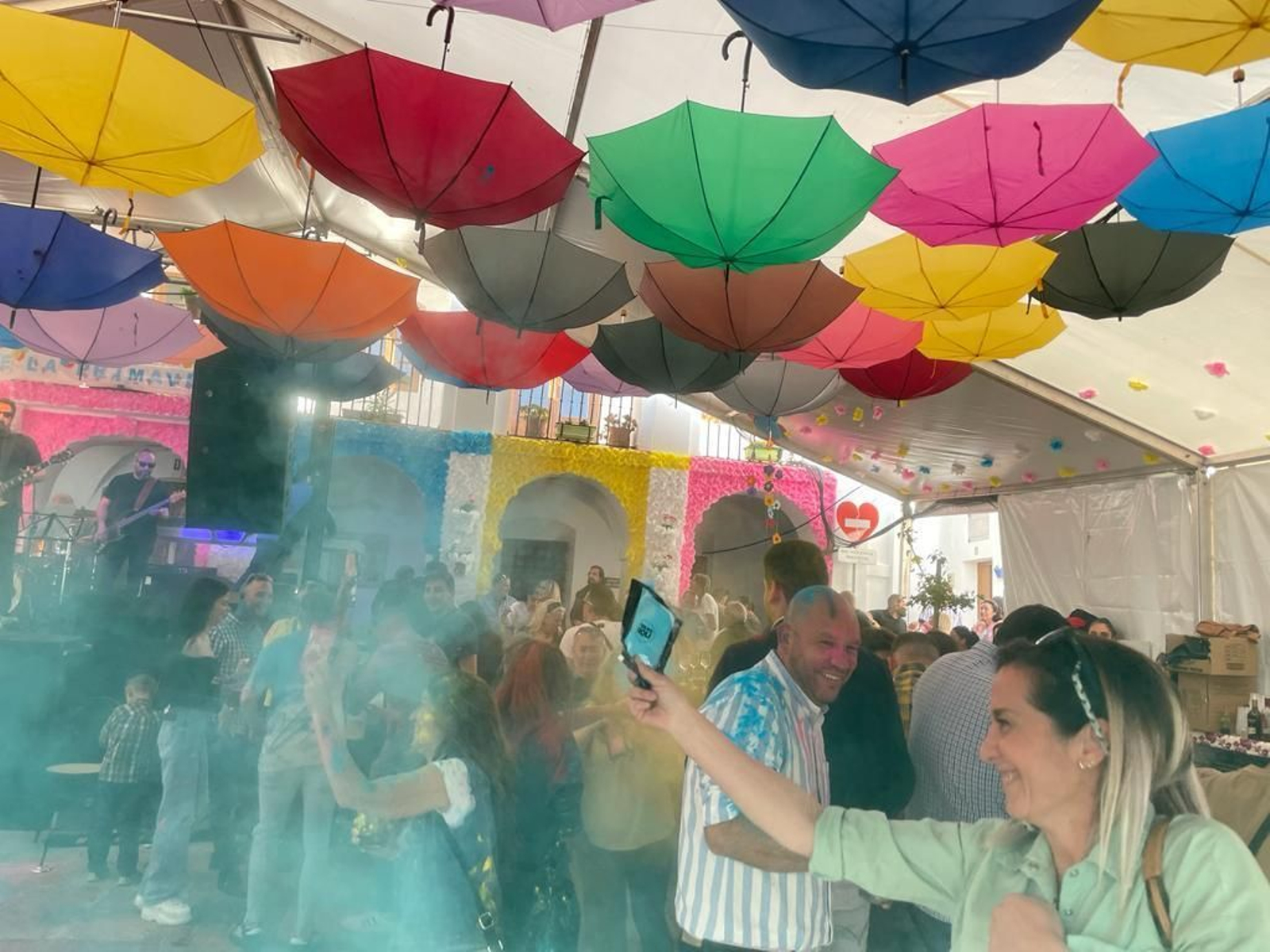 El pueblo se tiñó de colores