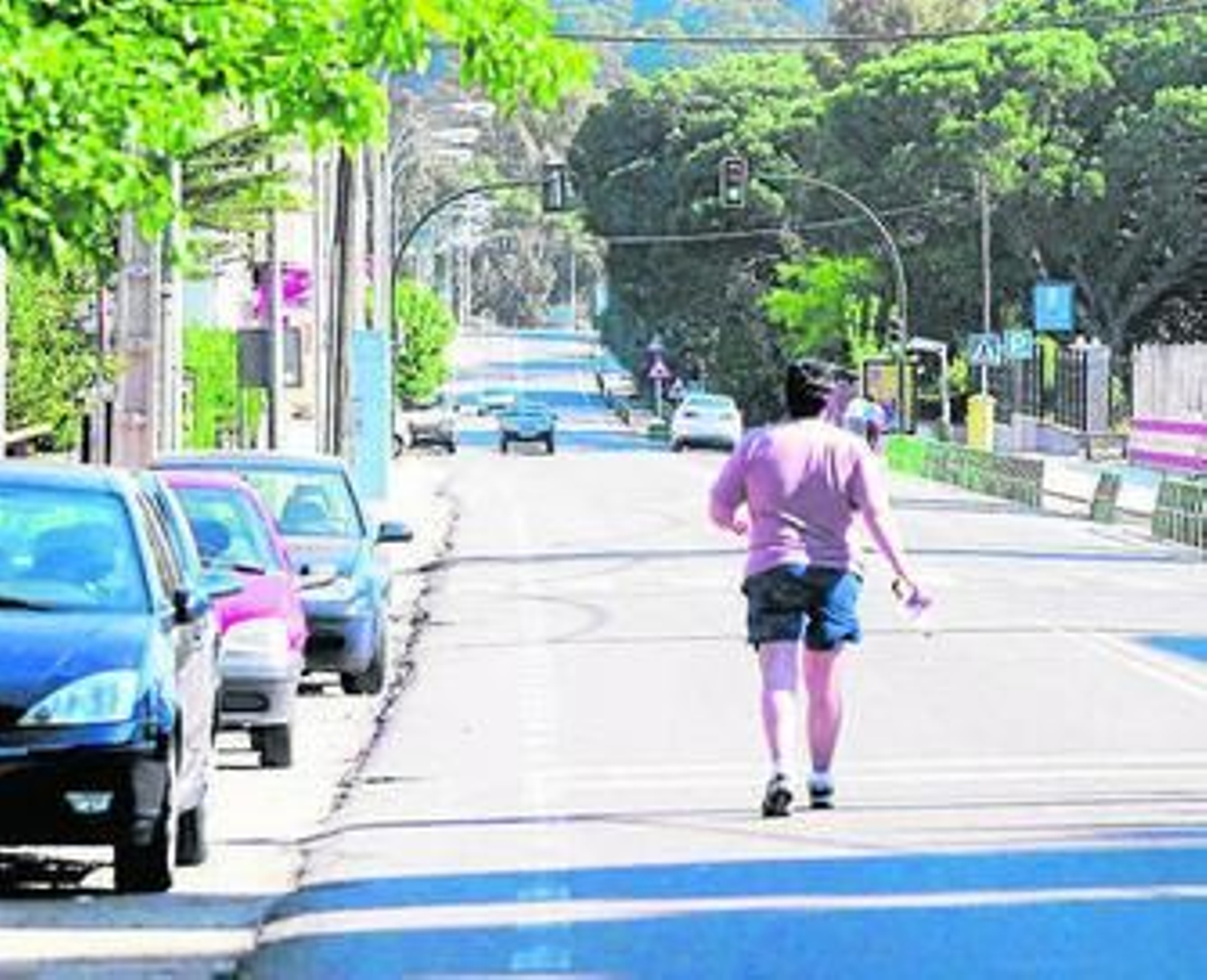 Un vecino de la barriada camina por la antigua travesía de la N-432.