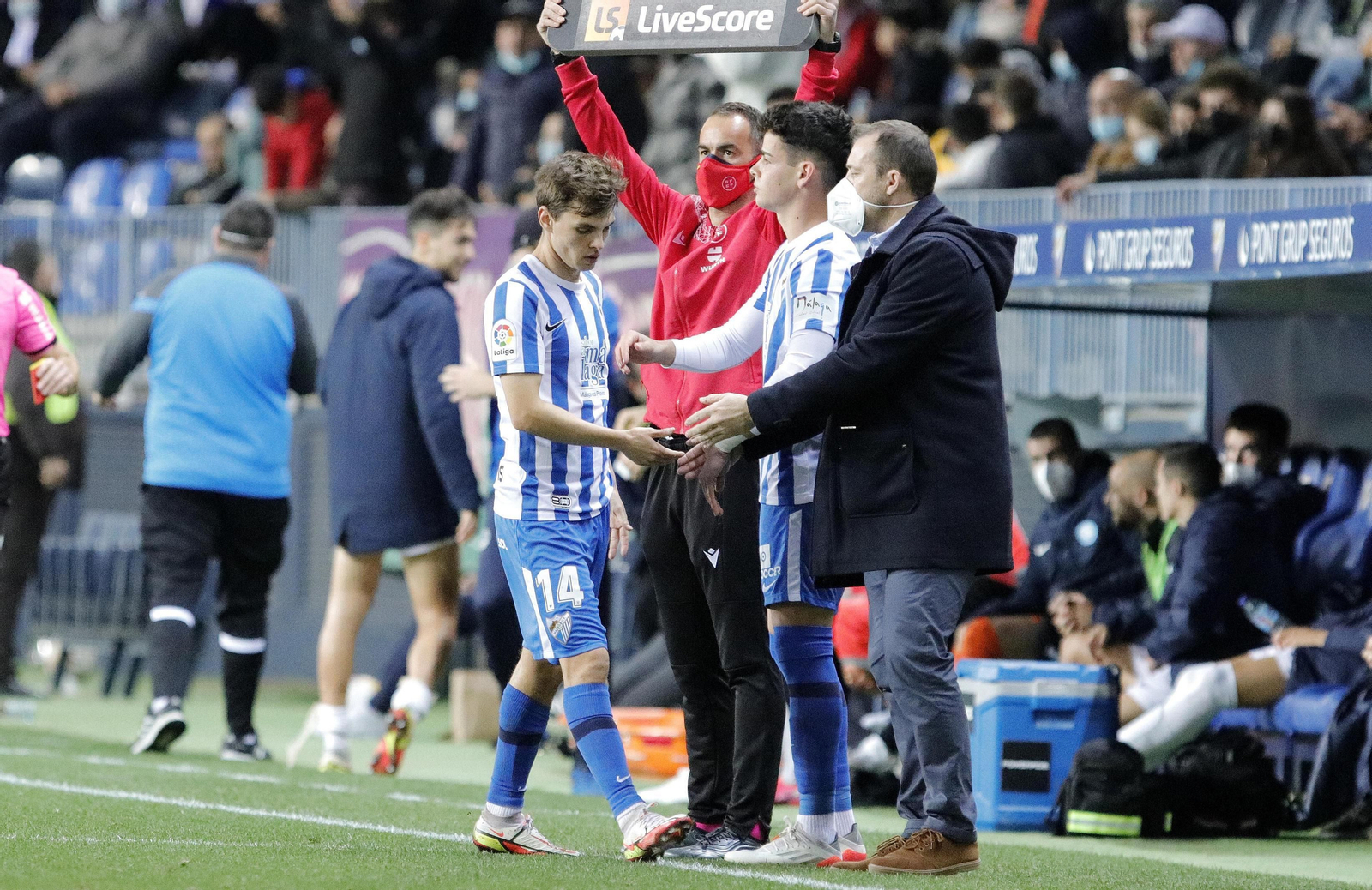 Andrés Caro entra por Febas.