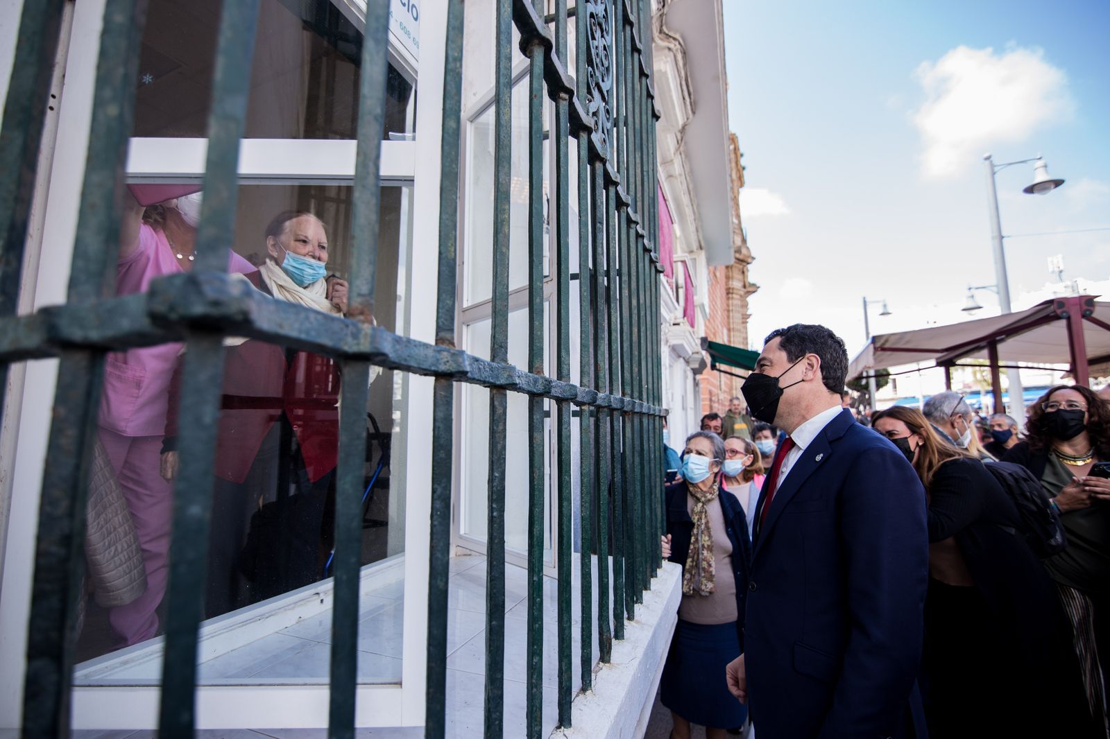 Así ha sido la visita del presidente de la Junta a las hermandades del Lunes Santo de San Fernando