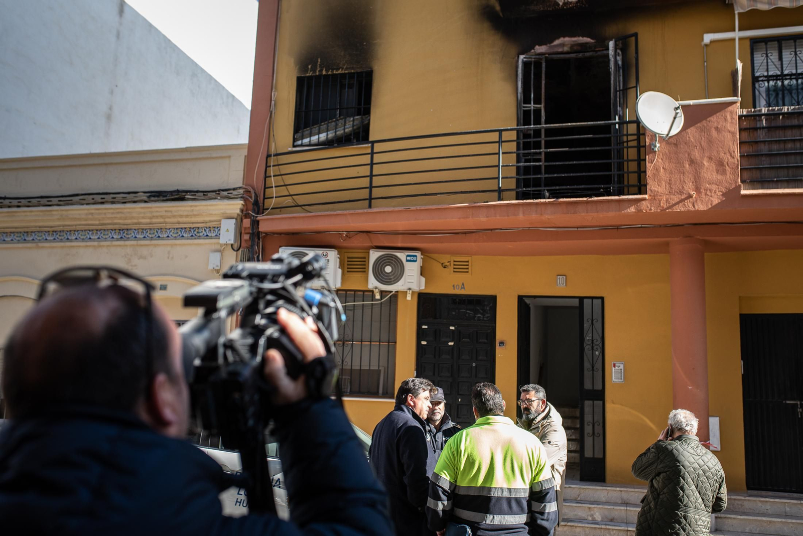 Imágenes de la dramática mañana de tensión que se ha vivido en Isla Chica tras el incendio en una vivienda