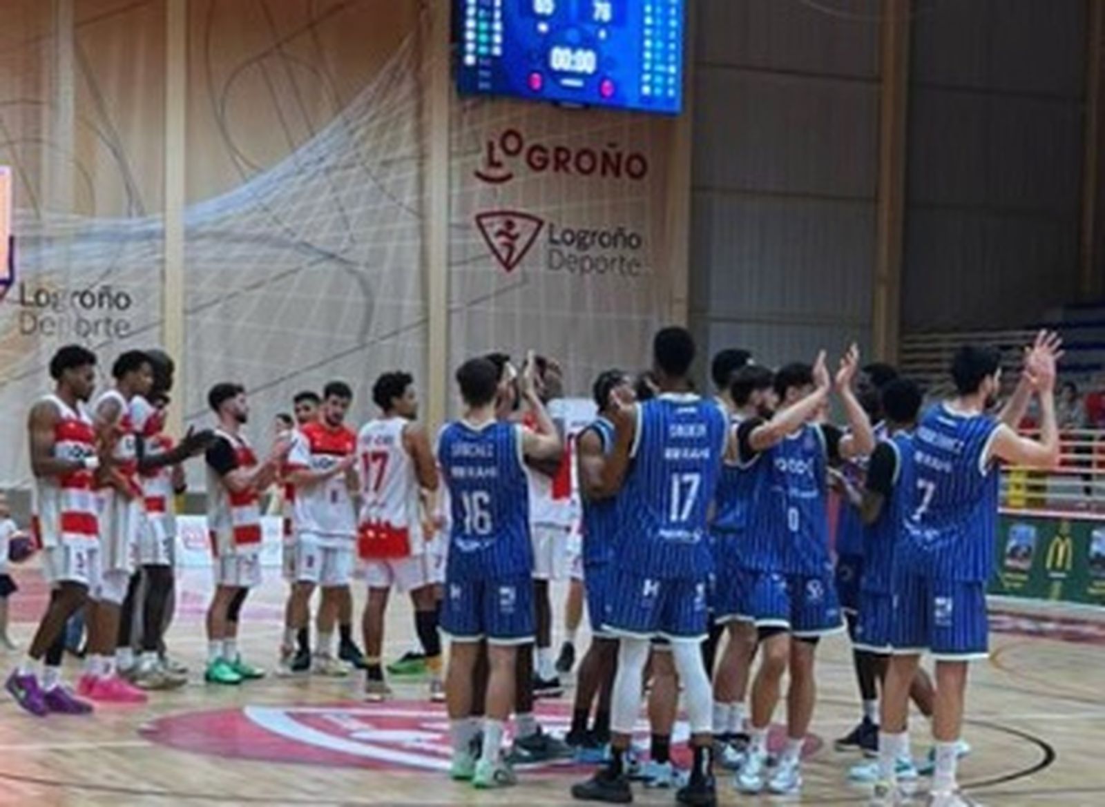 Los jugadores del Coto Córdoba celebran su triunfo ante el Logrobasket.