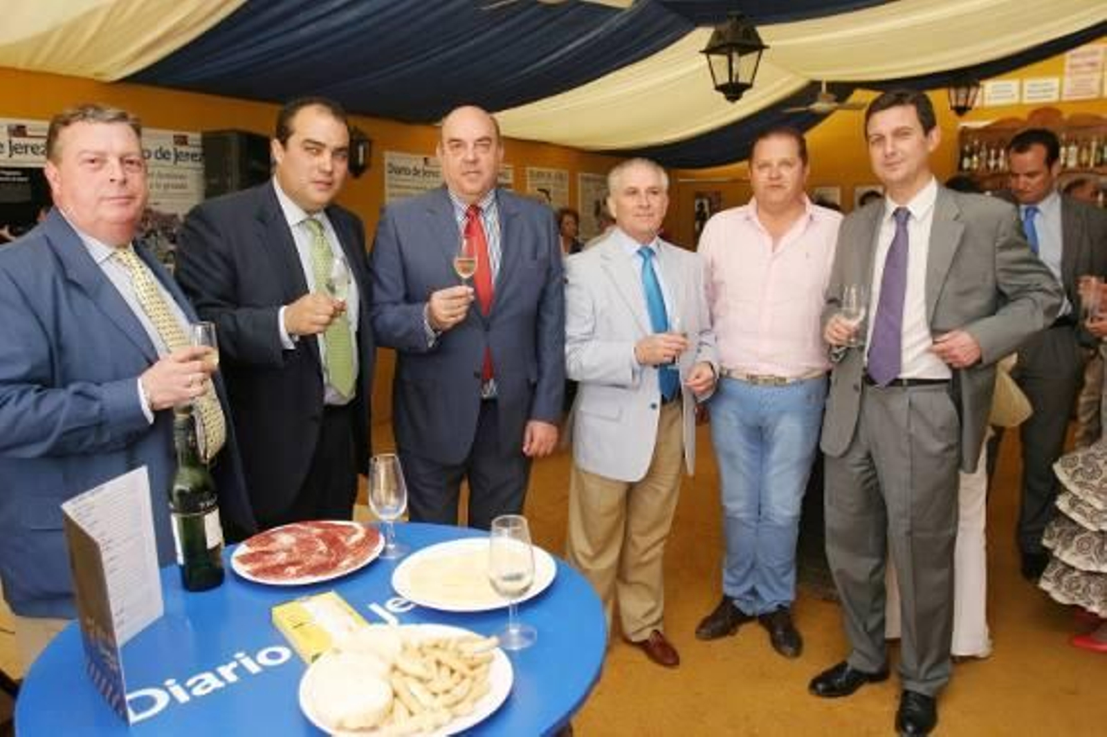 José Luis Sánchez, Manuel Muñoz Natera, Paco Pina, portavoz, presidente y consejero de la Unión de Hermandades, respectivamente; junto a David Fernández, Francisco Abuín y Miguel Berraquero. 

Foto: Vanesa Lobo