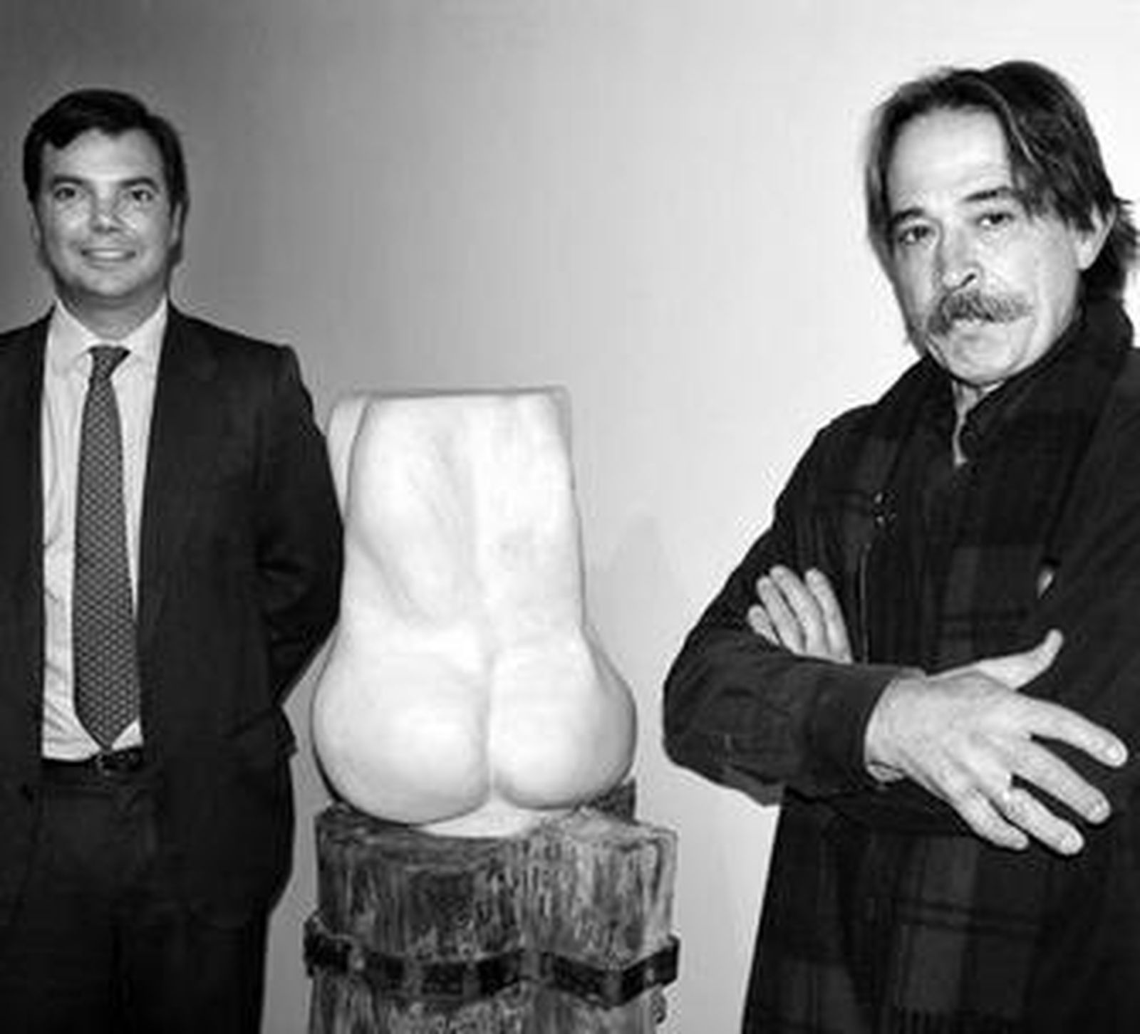 Luis Carlos Vicente Díaz (a la derecha),  con su obra 'Torsos' , ganadora del Premio Real Maestranza de Caballería, institución representada por Enrique Queralt, marqués de Gramosa.