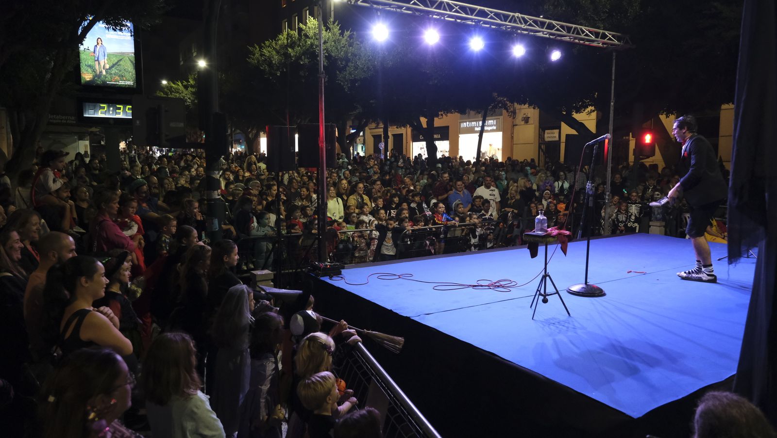Las imágenes de la Noche en Negro en Almería, Halloween.