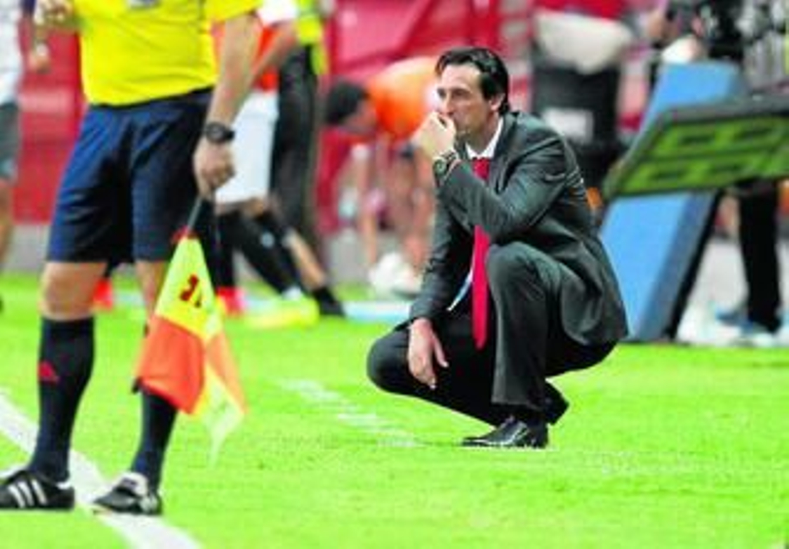 El entrenador sevillista, Unai Emery, muy atento desde su área técnica.