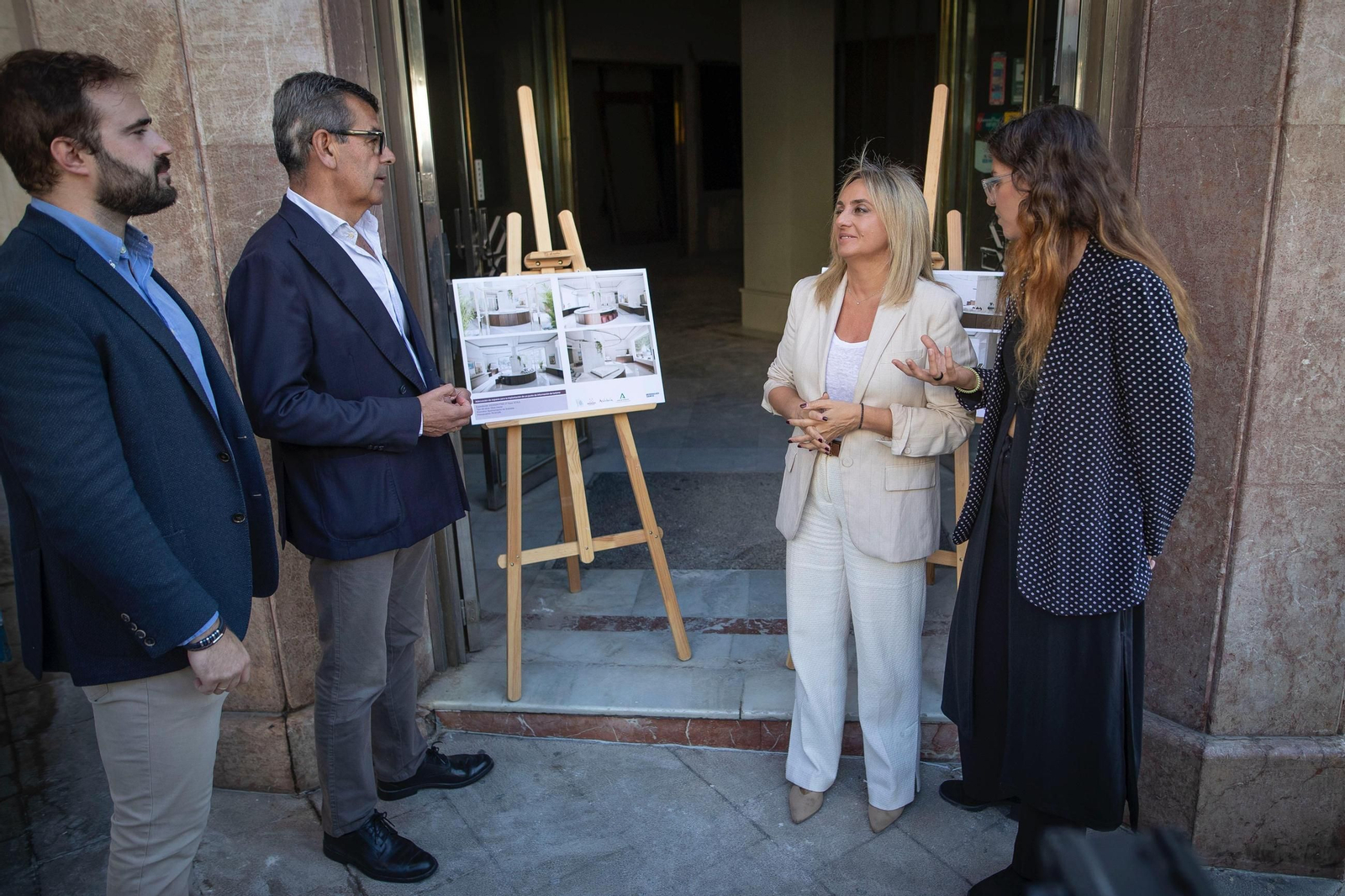 Juan Ramón Ferreira y Marifrán Carazo, en la entrada de la futura Oficina de Turismo