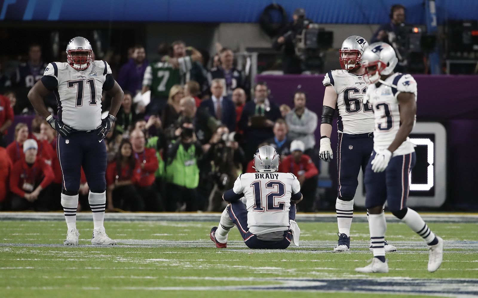 Fue la imagen del partido por lo que suponía: Brady sentado en el suelo tras perder el balón a dos minutos del final en la jugada que definió la Super Bowl.