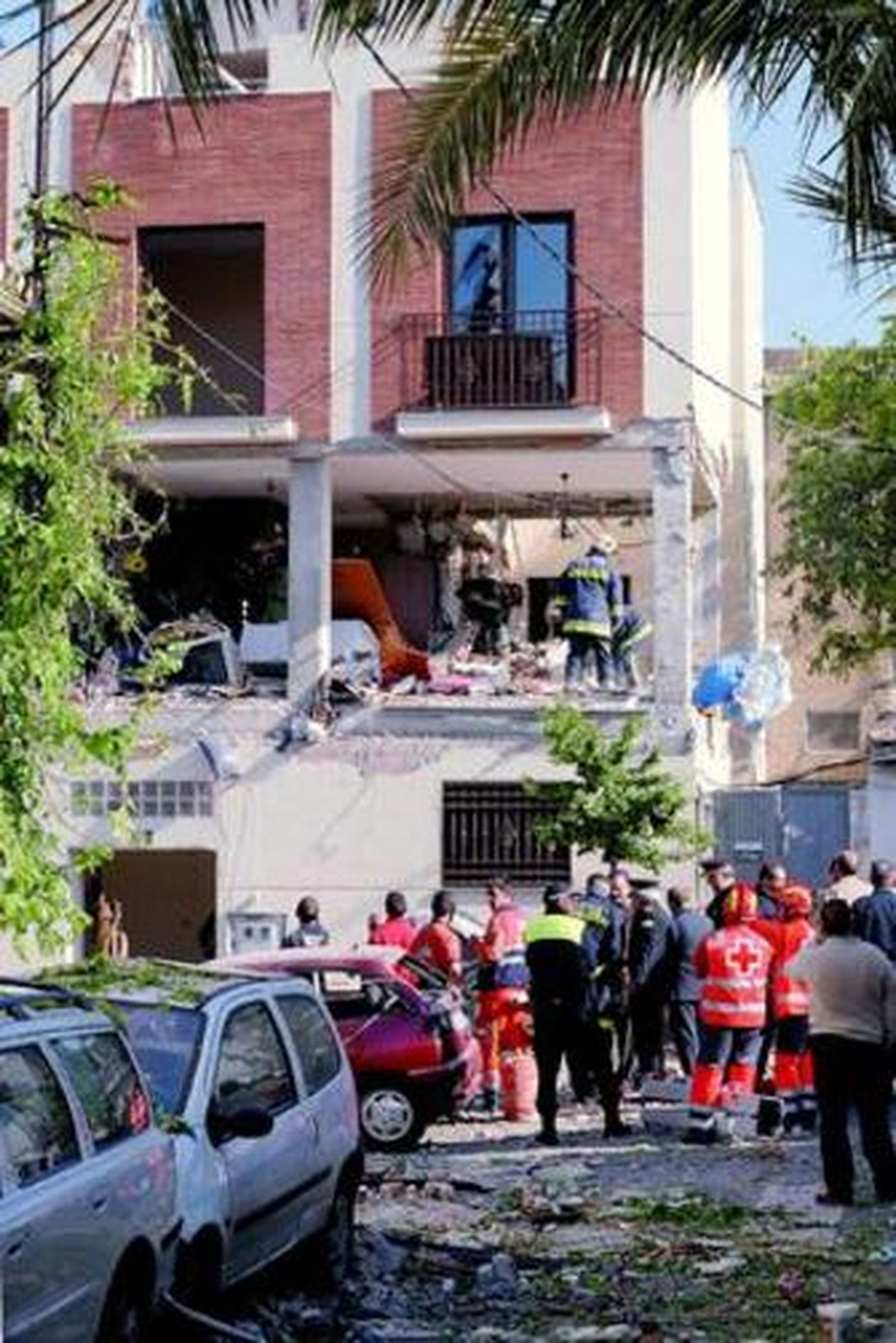 El edificio afectado, minutos después de la explosión.