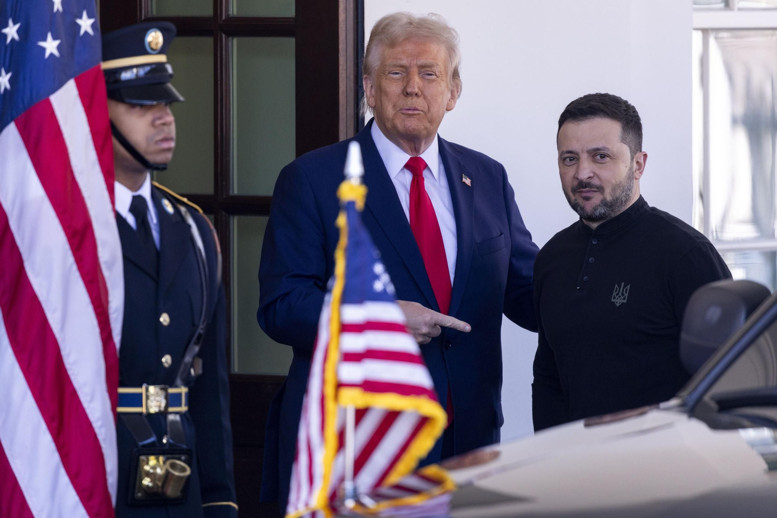 El presidente de Estados Unidos, Donald Trump, recibe a su homólogo ucraniano, Volodimir Zelenski, en la Casa Blanca el pasado febrero.