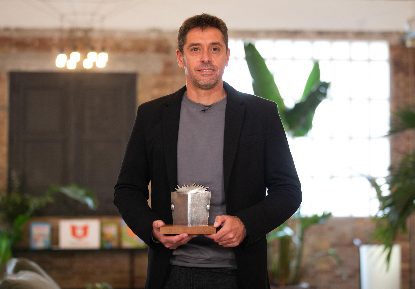 El escritor onubense Pablo Gutiérrez, al poco de recibir el premio a la mejor novela juvenil.