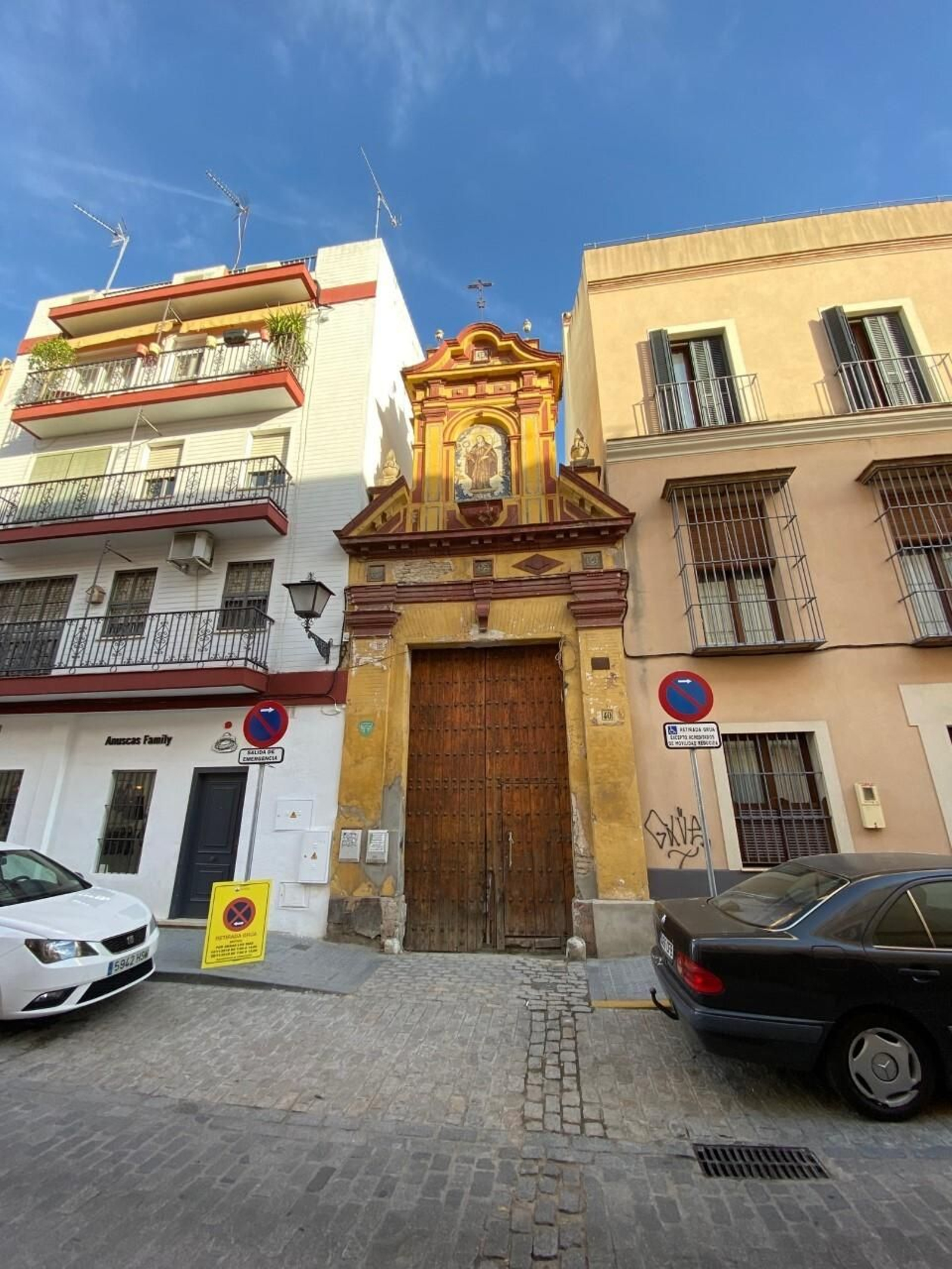 El acceso natural al convento y su bella portada.