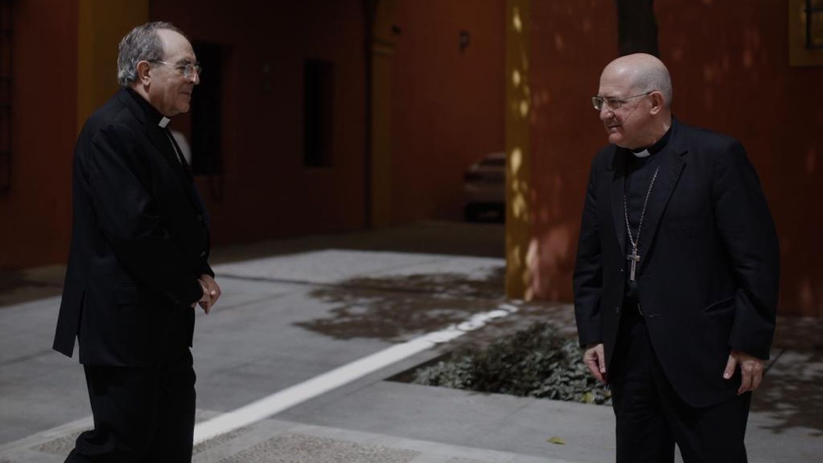 Monseñor Asenjo, arzobispo de Sevilla, junto a su hasta ahora obispo auxiliar, monseñor Gómez Sierra.