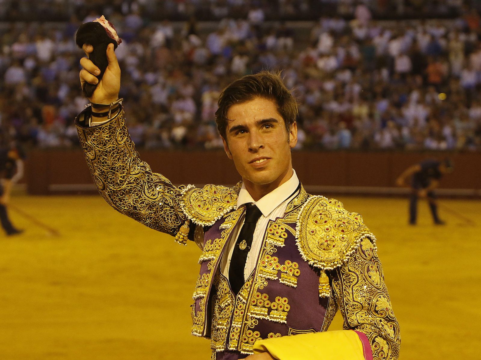 El gerenense Uceda Vargas con un trofeo concedido del primer novillo.