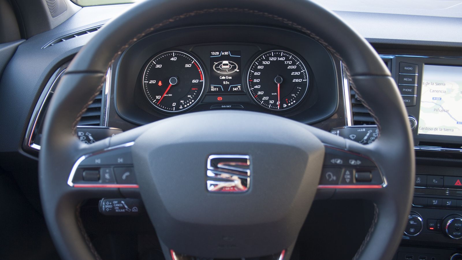 El interior tiene muchas sinergias con el Seat León.