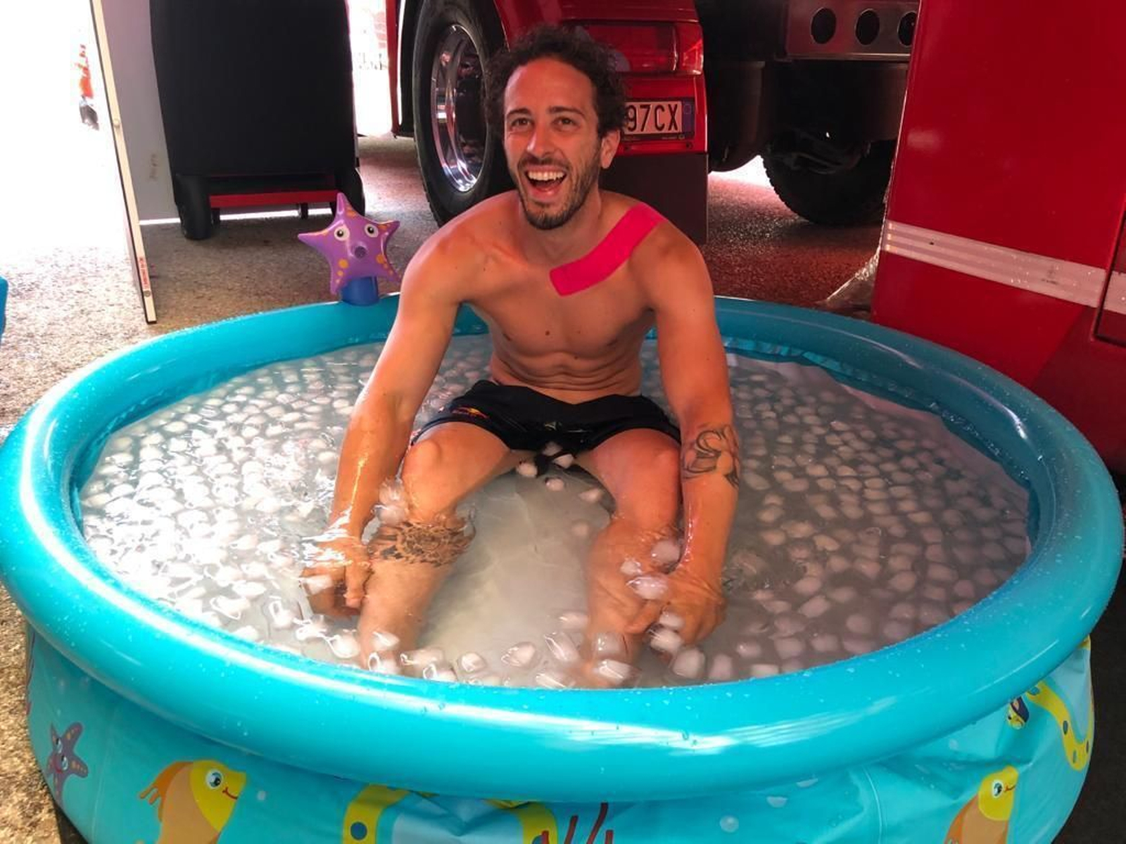 Andrea Dovizioso, dándose un refrescante chapuzón en una piscina llena de cubitos. Andrea Dovizioso, dándose un refrescante chapuzón en una piscina llena de cubitos.