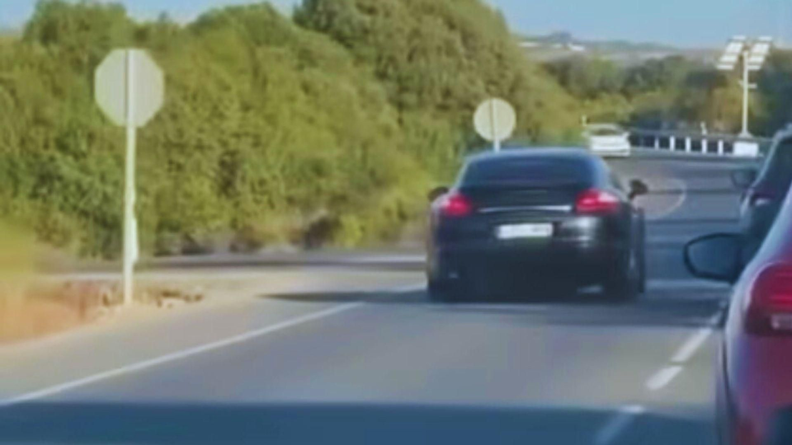 La Guardia Civil investiga al conductor de un turismo por conducción temeraria en Tarifa.