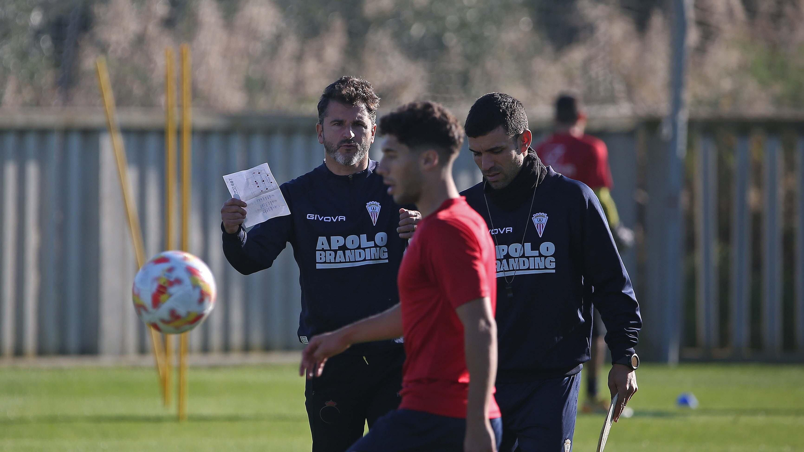 Ania, con un papel, habla con un ayudante en presencia de Pepe Mena.