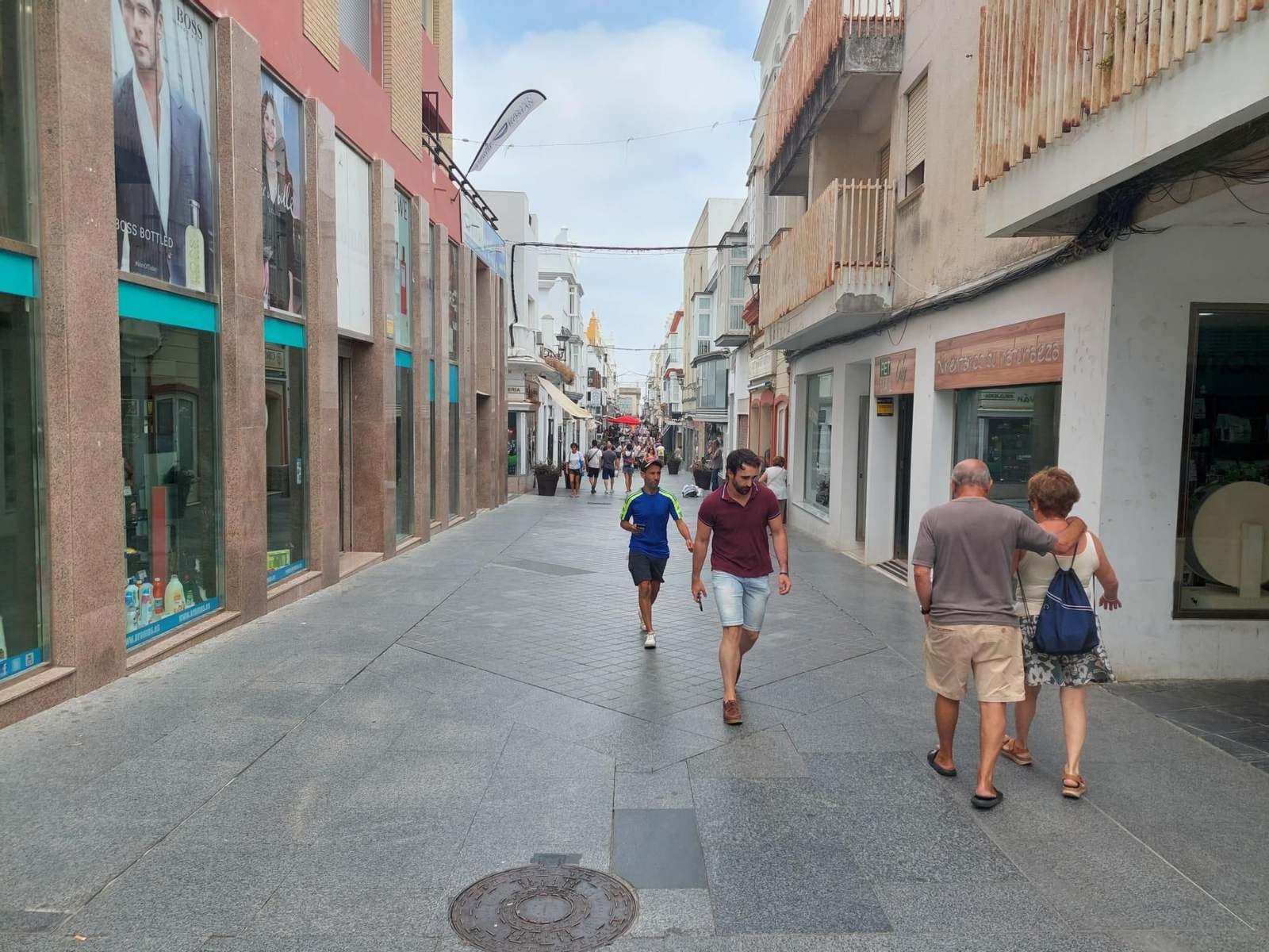 Aspecto de la calle Rosario, una de las de mayor actividad comercial de la ciudad, el pasado martes en torno a las 13.00 horas.