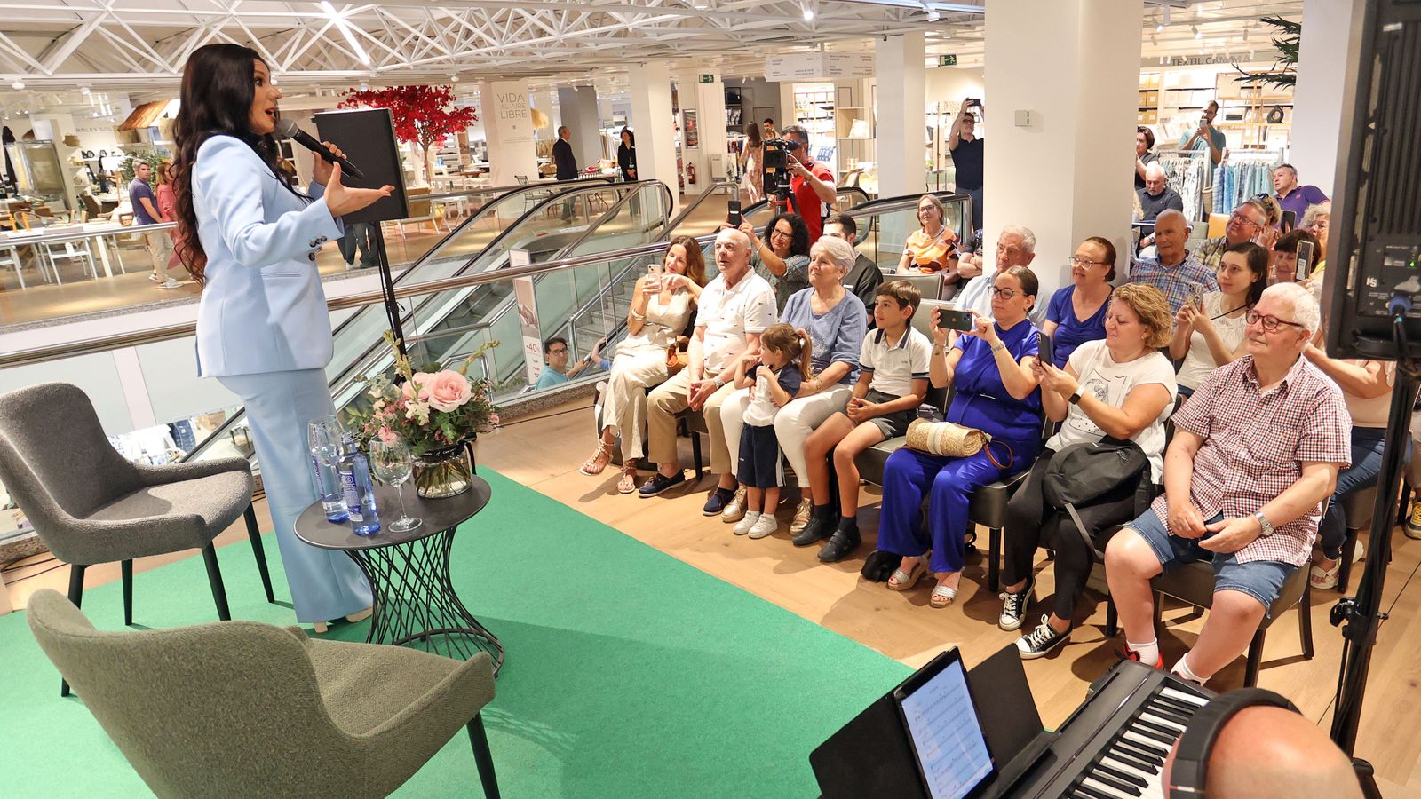 Diana Navarro, en El Corte Inglés de Jerez por el 40 aniversario