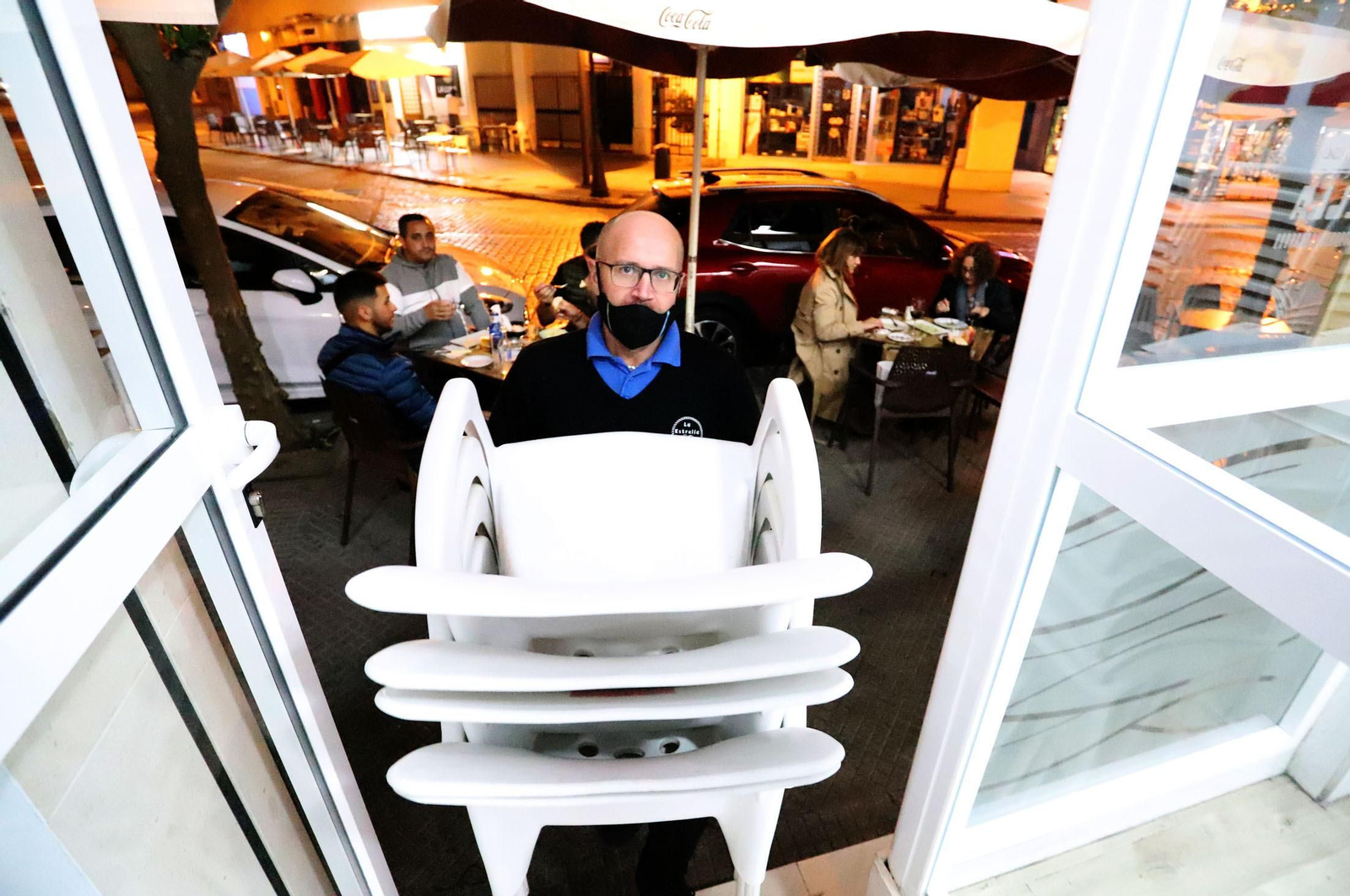 Los datos del coronavirus en Granada acercan el cierre de los bares por la tarde