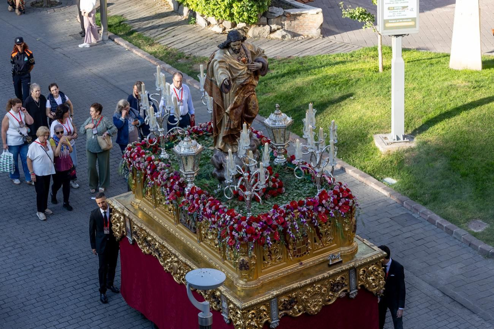Un Jaén repleto de fieles acompañan los traslados de las veinte imágenes de la Magna (II)