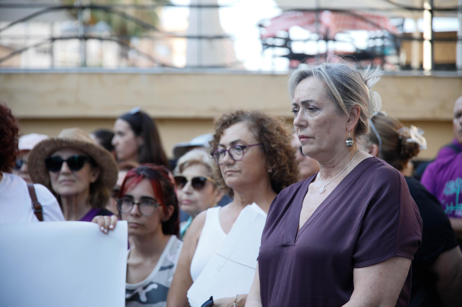 Las imágenes del minuto de silencio en el Mirador de la Rambla por la mujer asesinada en Almería