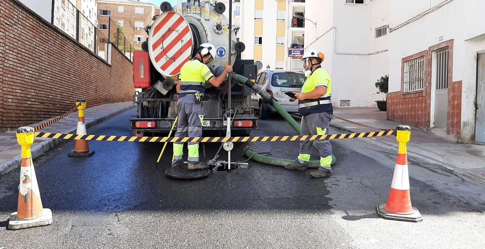 Unos operarios realizan la limpieza de imbornales en Estepona.