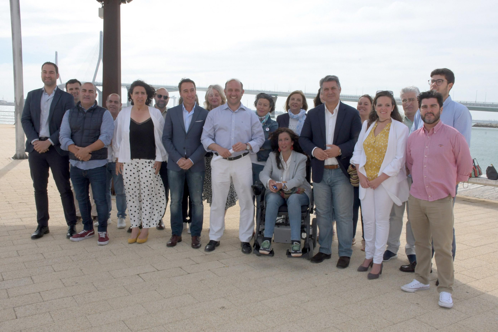 Juancho Ortiz junto al resto de su candidatura, esta mañana en el paseo de Astilleros